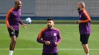 Striker Manchester City, Sergio Aguero melakukan pemanasan saat mengikuti latihan jelang menghadapi Lyon di Liga Champions di City Football Academy, Inggris (18/9). (AFP Photo/Oli Scarff)