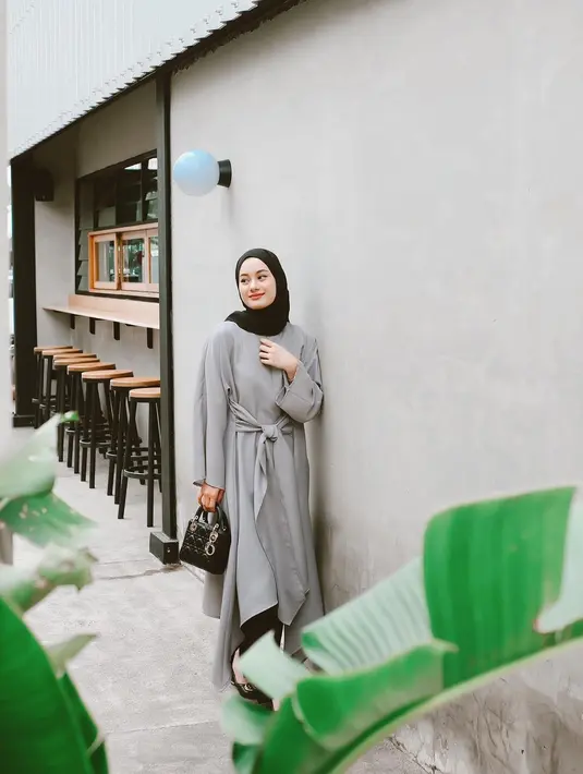Padu padan tunik abu-abu dengan celana hitam ala Dinda Hauw bisa jadi inspirasi OOTD bukber. [Foto: IG/dindahw].