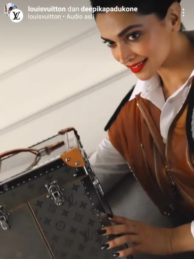 Deepika Padukone bawa trofi Piala Dunia 2022 bersama pesepakbola Iker Casillas (Foto: Instagram @louisvuitton)