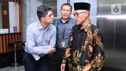 Pimpinan KPK periode 2015–2019, Laode M Syarif (kiri) dan Saut Situmorang bersiap mengajukan judicial review UU Nomor 19 Tahun 2019 tentang KPK di Gedung MK, Jakarta, Rabu (20/11/2019). Mereka bersama Koalisi Masyarakat Sipil Antikorupsi bakal jadi pemohon. (Liputan6.com/Helmi Fithriansyah)