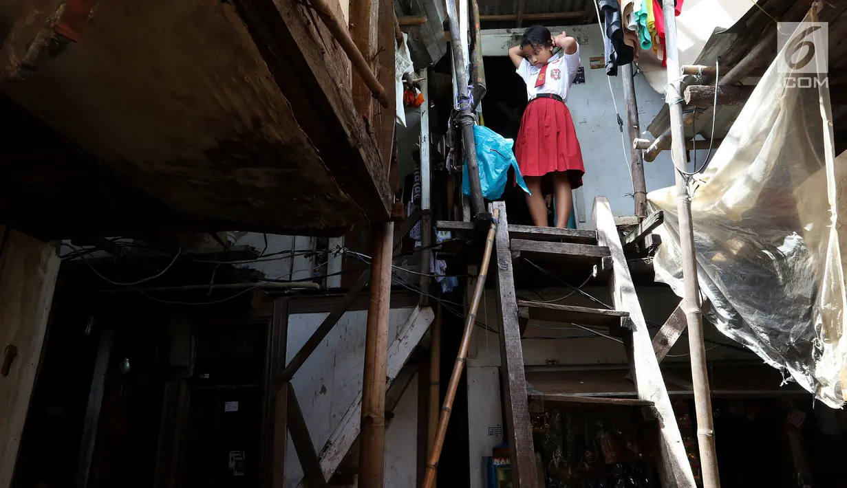 Seorang siswi SD bersiap berangkat sekolah di kawasan Kapuk, Jakarta, Senin (26/3). Gubernur DKI Jakarta Anies Baswedan mengatakan kebanyakan penduduk Jakarta mengontrak atau menyewa. (Liputan6.com/JohanTallo)
