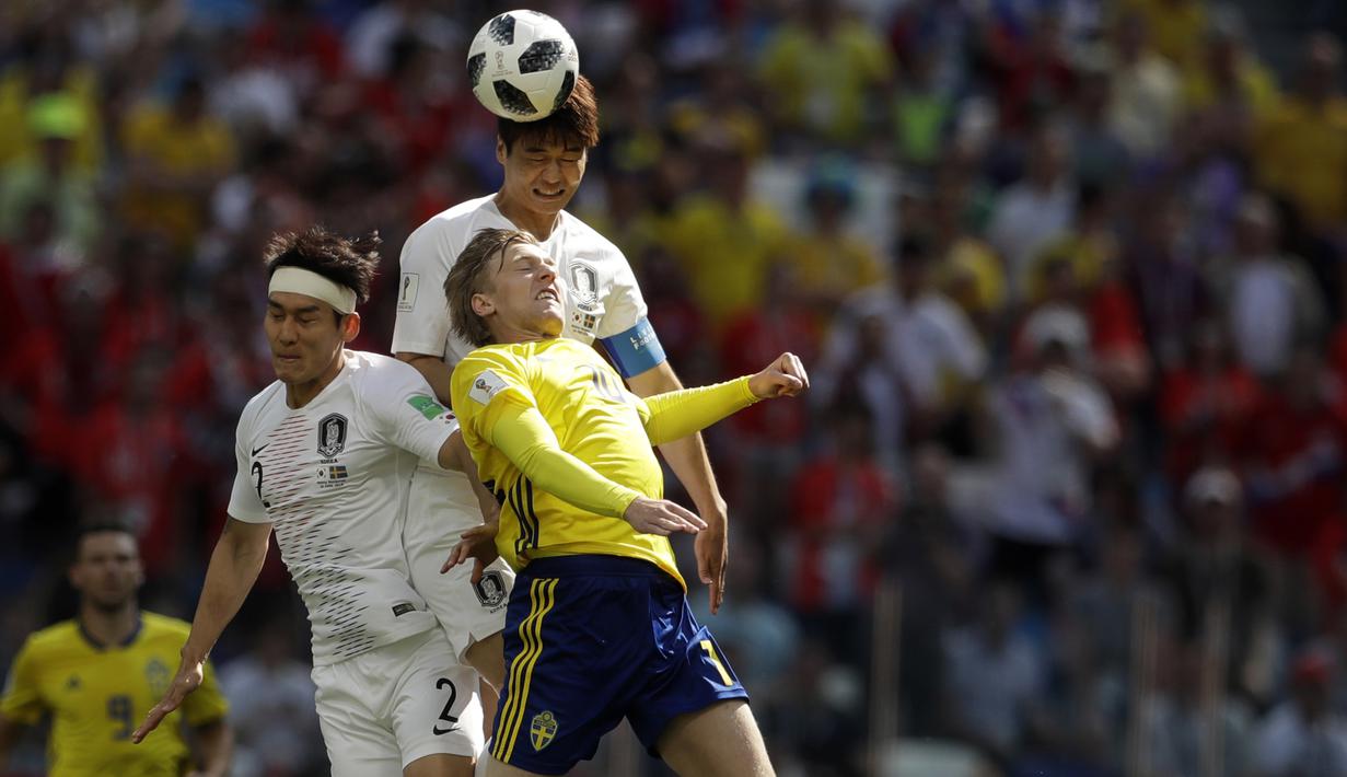 Pemain Korea Selatan, Lee Yong dan Ki Sung-yueng berusaha menghalau bola dari pemain Swedia pada laga grup E Piala Dunia 2018 di Nizhny Novgorod stadium, Nizhny Novgorod, Rusia, (18/6/2018). Swedia menang 1-0. (AP/Petr David Josek)