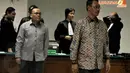 Hambith Bintih dan Cornelis tampak meninggalkan ruangan sidang usai mendapatkan vonis dari Majelis Hakim (Liputan6.com/Johan Tallo)