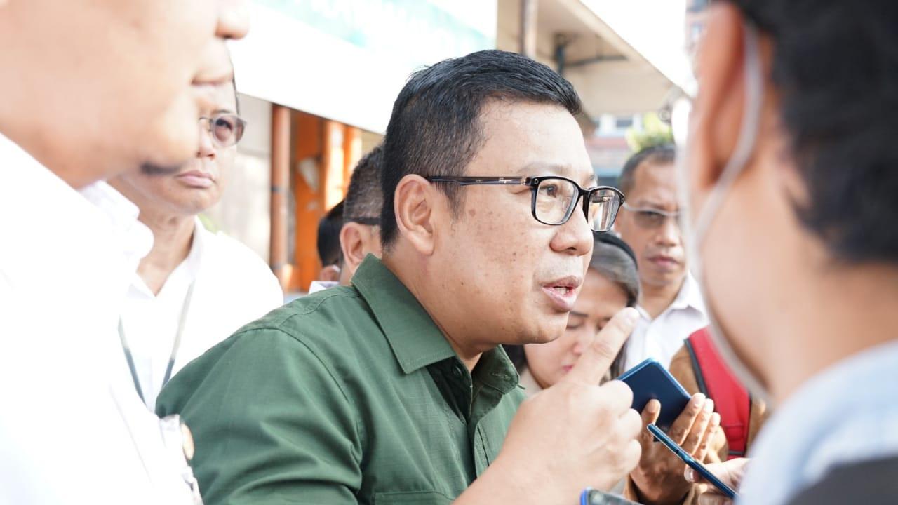 Kepala Badan Pangan Nasional/National Food Agency (NFA) Arief Prasetyo Adi di pasar tradisional Rawamangun, Jakarta, Senin, (3/4/2023).