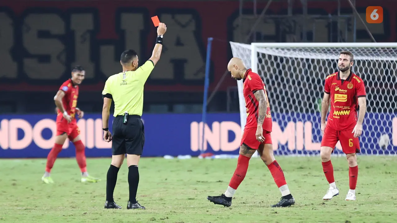 Kartu merah Gustavo Almeida saat Persija Jakarta vs Arema FC di BRI Liga 1 2024/2025