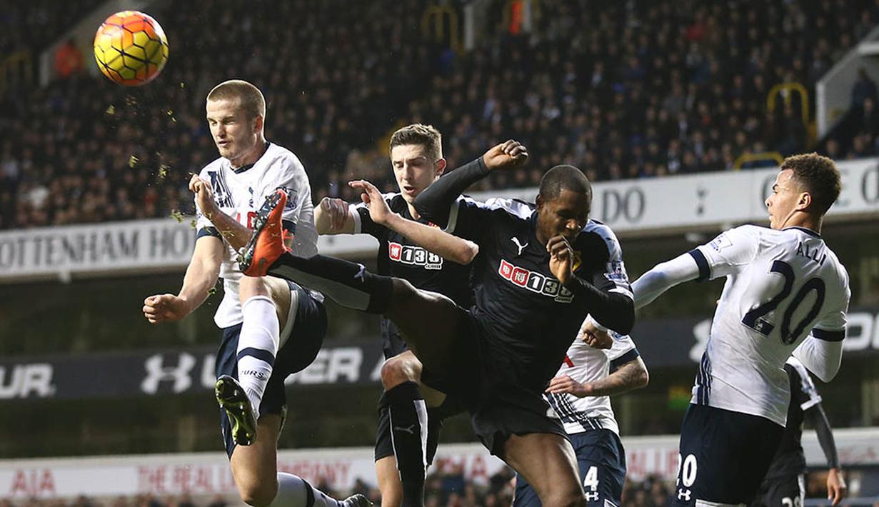 Bek Tottenham, Eric Dier, duel udara dengan para pemain Watford di Stadion White Hart Lane, Inggris, Sabtu (6/2/2016). Tottenham berhasil menang 1-0 atas Watford. (AFP/Justin Tallis)