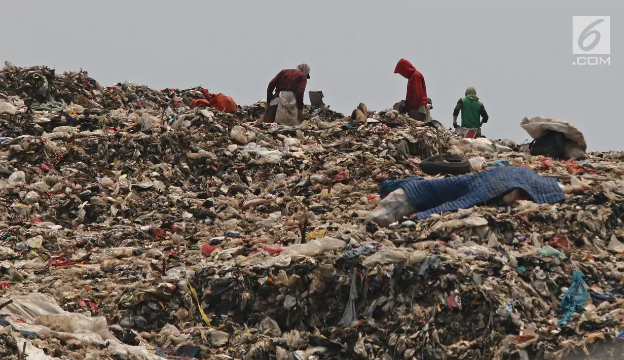 Pemulung mengais sampah di Tempat Pembuangan Akhir (TPA) Cipayung, Depok, Jawa Barat, Senin (16/9/2019). Pemerintah Kota (Pemkot) berencana mengalihkan pembuangan sampah dari TPA Cipayung ke TPA Regional Lulut-Nambo di Kabupaten Bogor, Jawa Barat. (Liputan6.com/Herman Zakharia)