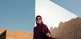 Siluetnya longgar dan flowy, menciptakan efek dramatis saat tertiup angin gurun, sebuah visual yang identik dengan estetika yalil yalili yang sedang viral. [@febbyrastanty].