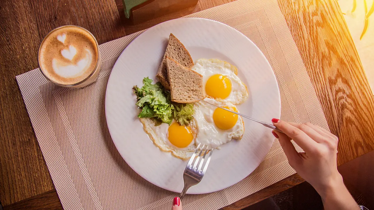 makan telur