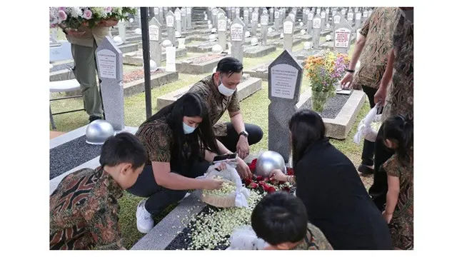 7 Momen Keluarga SBY Ziarah ke Makam Ani Yudhoyono di Hari Ulang Tahun Pernikahan
