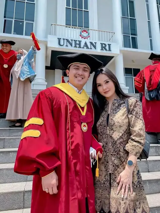 Selebgram Sarah Gibson tampil simpel dengan blazer batik dan rambut digerai. Potret Sarah mendampingi suami, Diska Resha Putra, saat wisuda S2 di Universitas Pertahanan. [Instagram/@sarahgibson21]