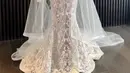 Gaun tersebut terlihat memiliki siluet bustier dengan desain peplum. Tren bustier di luar memang masih menjadi model yang diminati untuk wedding gown. (Foto: Instagram @rya_baraba)