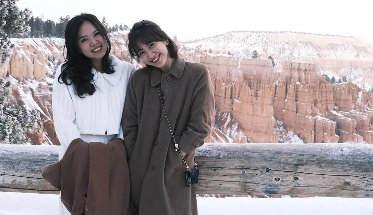 Hanya dua bersaudara, Shanju dan Bella Julianatha tentunya sangat dekat satu sama lainnya. Usia yang terpaut 5 tahun membuat keduanya dekat bak sahabat dan sering saling curhat soal karier hingga percintaan. Adiknya tujuh tahun pacaran dengan Jonatan Christie, Bella Julianatha tentunya sangat tahu kisah perjalanan cinta Shanju dan atlet bulutangkis Indonesia itu. (Liputan6.com/IG/@shanju)