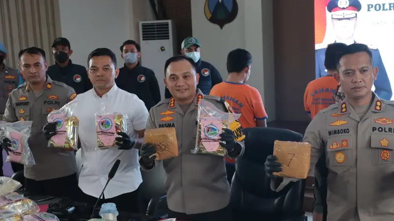 Polrestabes Surabaya mengungkap kasus narkotika jenis sabu dengan total 40 Kilogram (Kg) dan ekstasi sebanyak 26 ribu pil. (Dian Kurniawan/Liputan6.com)