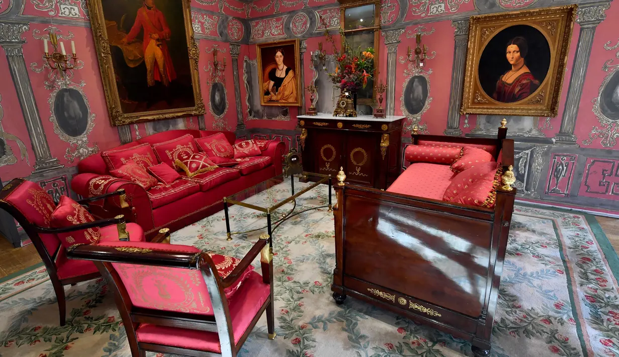 Furnitur ruangan La Suite Imperiale dari Hotel Ritz yang akan dilelang oleh Rumah Lelang Artcurial di Paris, Rabu (11/4). Hotel legendaris di Paris tersebut melelang beberapa barang ikoniknya pada 17 April mendatang. (GERARD JULIEN/AFP)