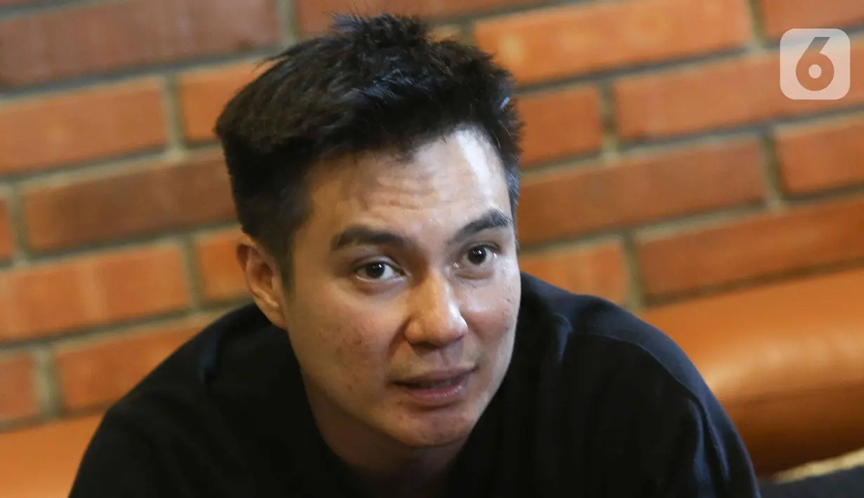 Baim Wong memberikan keterangan pers terkait Citayam Fashion Week di kawasan Tanah Kusir, Jakarta Selatan, Selasa (26/7/2022). Baim Wong dan Paula Verhoeven telah sepakat untuk mencabut Citayam Fashion Week yang telah didaftarkan di Pangkalan Data Kekayaan Intelektual (PDKI) Kemenkumham setelah menuai pro dan kontra.  (Liputan6.com/Herman Zakharia)