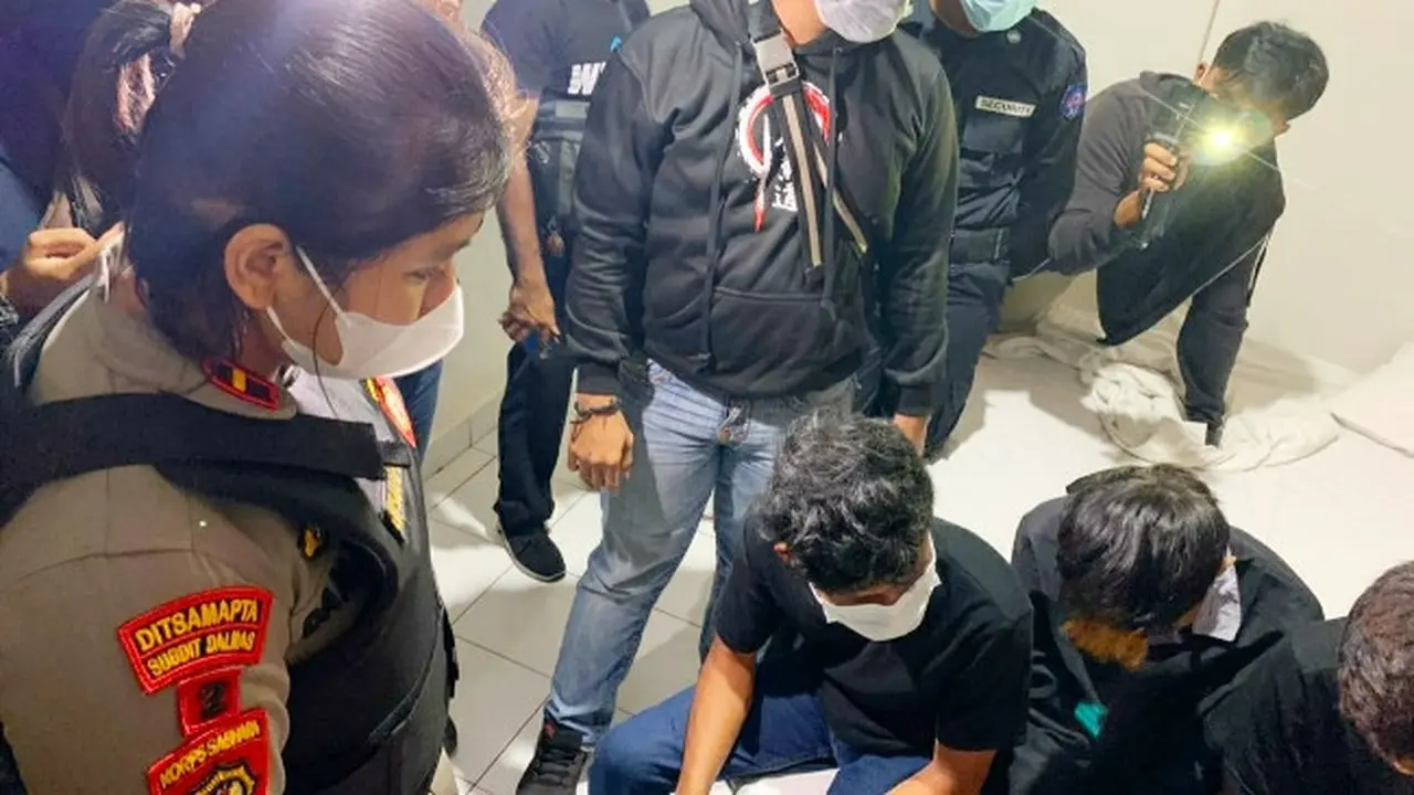 Personel Polda Riau mengrebek remaja yang ingin berbuat mesum di kamar hotel.