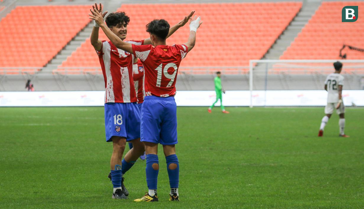 Atletico lebih ganas dibabak kedua. Jacobo De Oro (kiri) dan Iker Luque sama-sama menyumbang satu gol di babak kedua. Hingga pluit panjang dibunyikan Atletico Madrid berhasil menyukur tim muda Serdadu Tridatu dengan skor 5-0. (Bola.com/Bagaskara Lazuardi)
