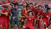 Para pemain timnas Indonesia merayakan kemenangan atas Kamboja di Stadion Shah Alam, Selangor, Kamis, (24/8/2017). Indonesia menang 2-0 atas Kamboja. (Bola.com/Vitalis Yogi Trisna)