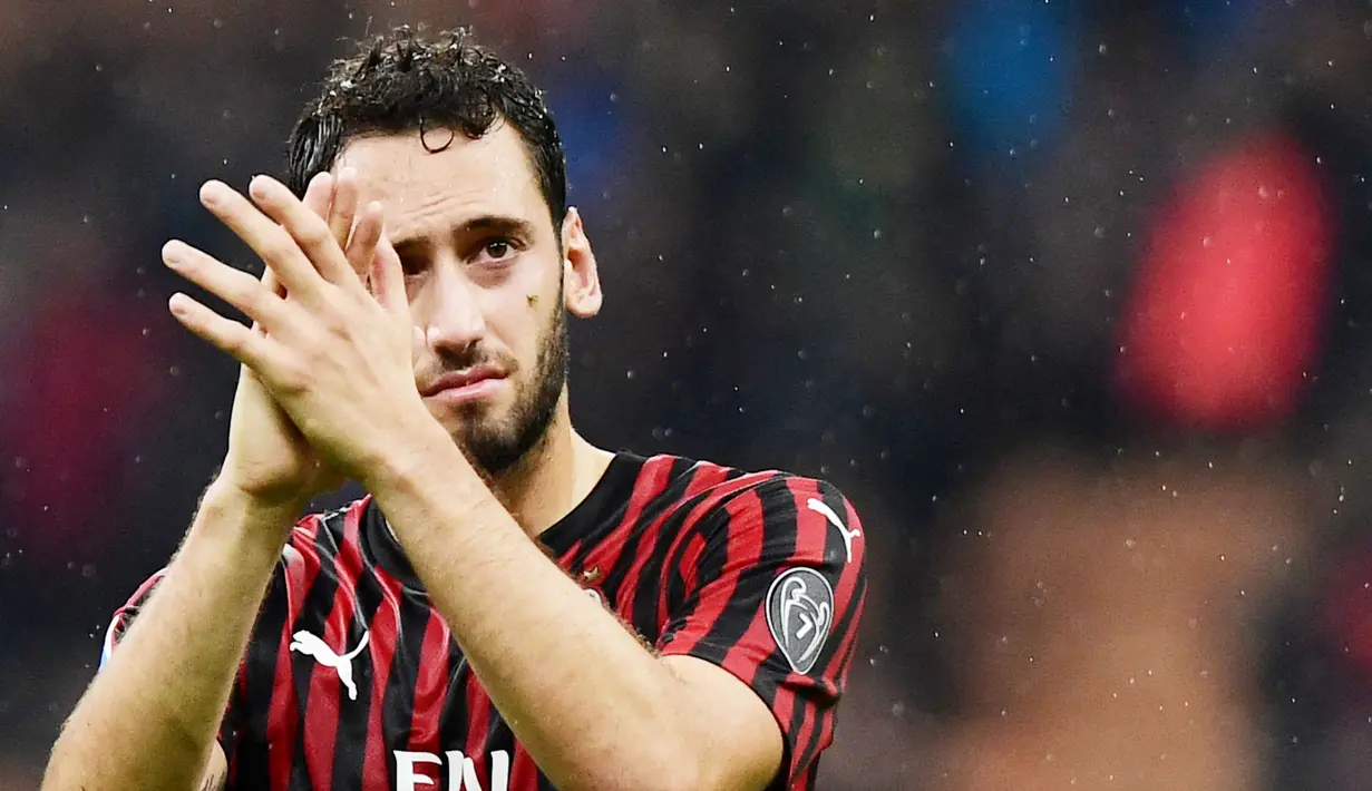 Hakan Calhanoglu - Pemain Timnas Turki ini menjadi pemain terkini yang membelot secara langsung dari AC Milan ke Inter Milan. Meski tampil apik bersama Rossoneri ia memilih hengkang ke klub rival setelah kontraknya habis di AC Milan. (AFP/Miguel Medina)