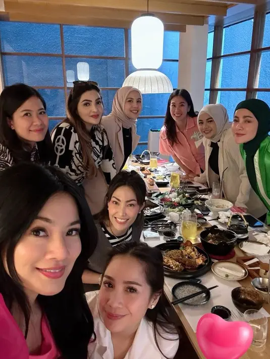 Rambut panjang hitam Titi Kamal dibiarkan terurai, ia pun konsisten dengan gaya rambut depan belah dua tanpa poni.