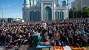 Umat muslim memanjatkan doa saat melaksanakan salat Idul Fitri di luar Masjid Katedral Moskow, Moskow, Rusia, Selasa (4/6/2019). Selain Rusia, sejumlah negara juga merayakan Hari Raya Idul Fitri hari ini. (AP Photo/Alexander Zemlianichenko)
