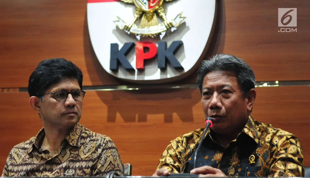 Wakil Ketua KPK Laode Muhammad Syarif dan Juru Bicara MA Agung Suhadi saat konferensi pers di Jakarta, Sabtu (7/10). KPK melakukan OTT terhadap Ketua Pengadilan Tinggi Manado SDW dan Anggota DPR Komisi XI dari Fraksi Golkar AAM (Liputan6.com/Helmi Afandi)