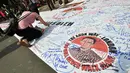 Sejumlah relawan Ahok melakukan aksi tanda tangan sebagai bentuk dukungan menjadi Gubernur DKI di Bundaran HI, Jakarta, Minggu (9/11/2014). (Liputan6.com/Miftahul Hayat)