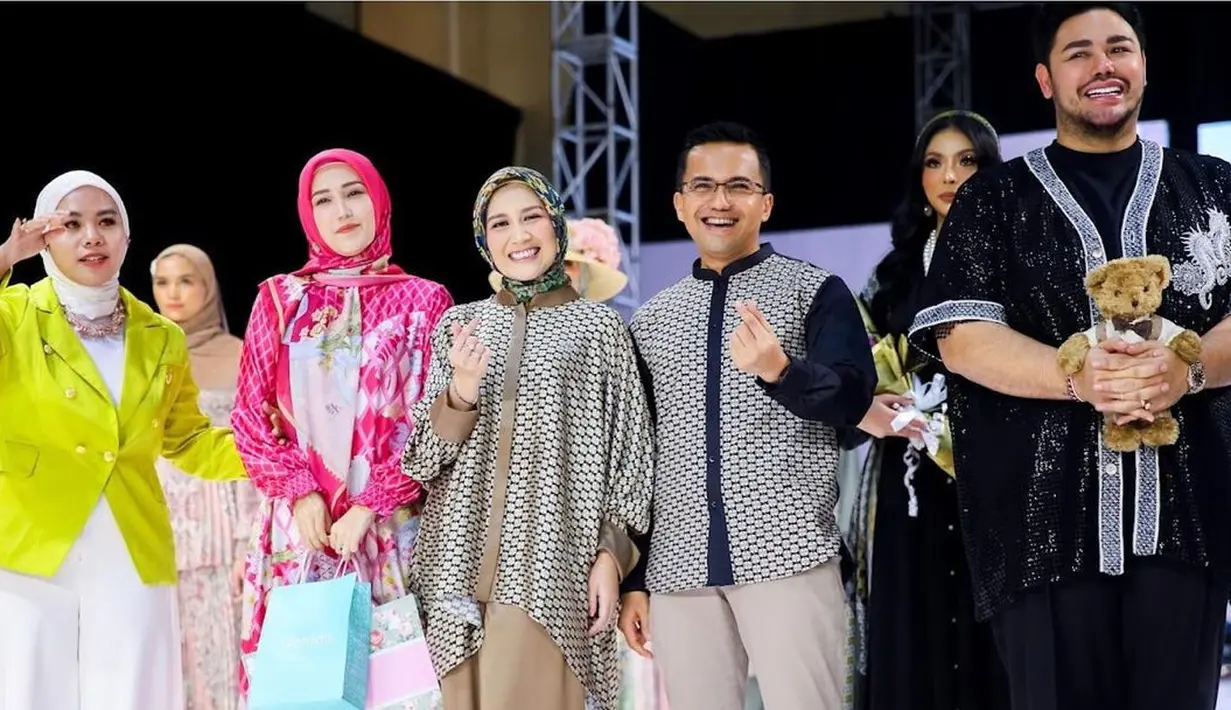 <p>Beberapa waktu lalu, mereka berdua menjadi model di peluncuran busana muslim terbaru milik Ivan Gunawan. [Instagram/sahrulgunawanofficial]</p>