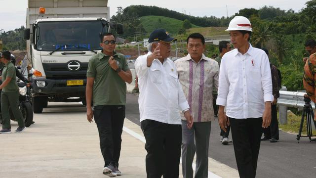 Jokowi saat memberikan sambutan pada peresmian Jalan Tol Bakauheni-Terbanggi Besar segmen Pelabuhan Bakauheni-Simpang Susun Bakauheni dan Simpang Susun Lematang-Simpang Susun Kotabaru, di Bakauheni, Lampung