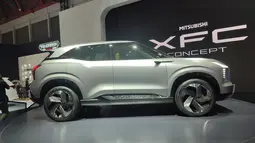 Desain samping Mitsubishi XFC Concept juga nggak kalah keren daripada desain depannya. Mobil ini memiliki atap yang terlihat mengambang dan Velg besar yang keren. Adapun fitur yang terdapat di bagian samping adalah spion kamera dan pintu yang tidak memiliki pegangan karena sudah memiliki sensor.