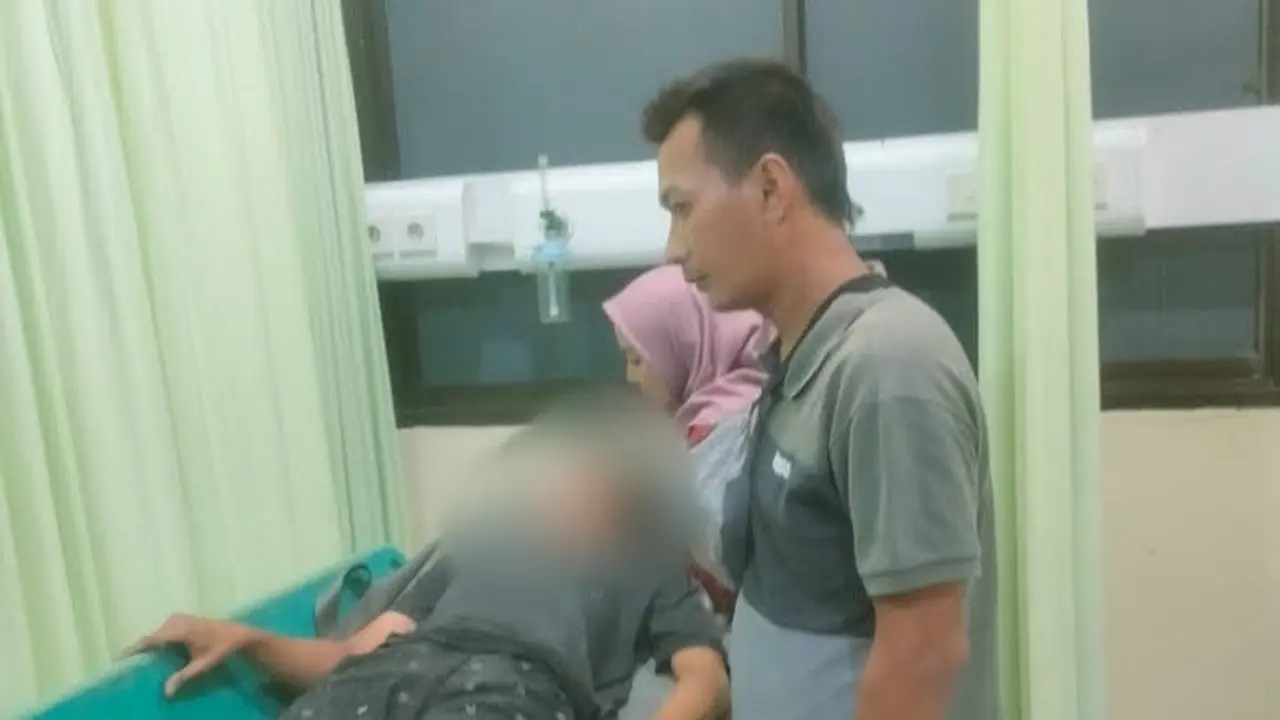 seorang warga Kudus terluka akibat penganiayaan yang dilakukan oknum supporter yang dirawat di RS Aisyiyah Kudus. (liputan6.com/Arief Pramono)