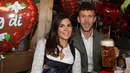Gelandang Bayern Munchen, Ivan Perisic dan istrinya Josipa Perisic berpose saat menghadiri festival bir Oktoberfest 2019 di Munich, Jerman selatan (6/10/2019). (AFP Photo/Stefan Matzke)