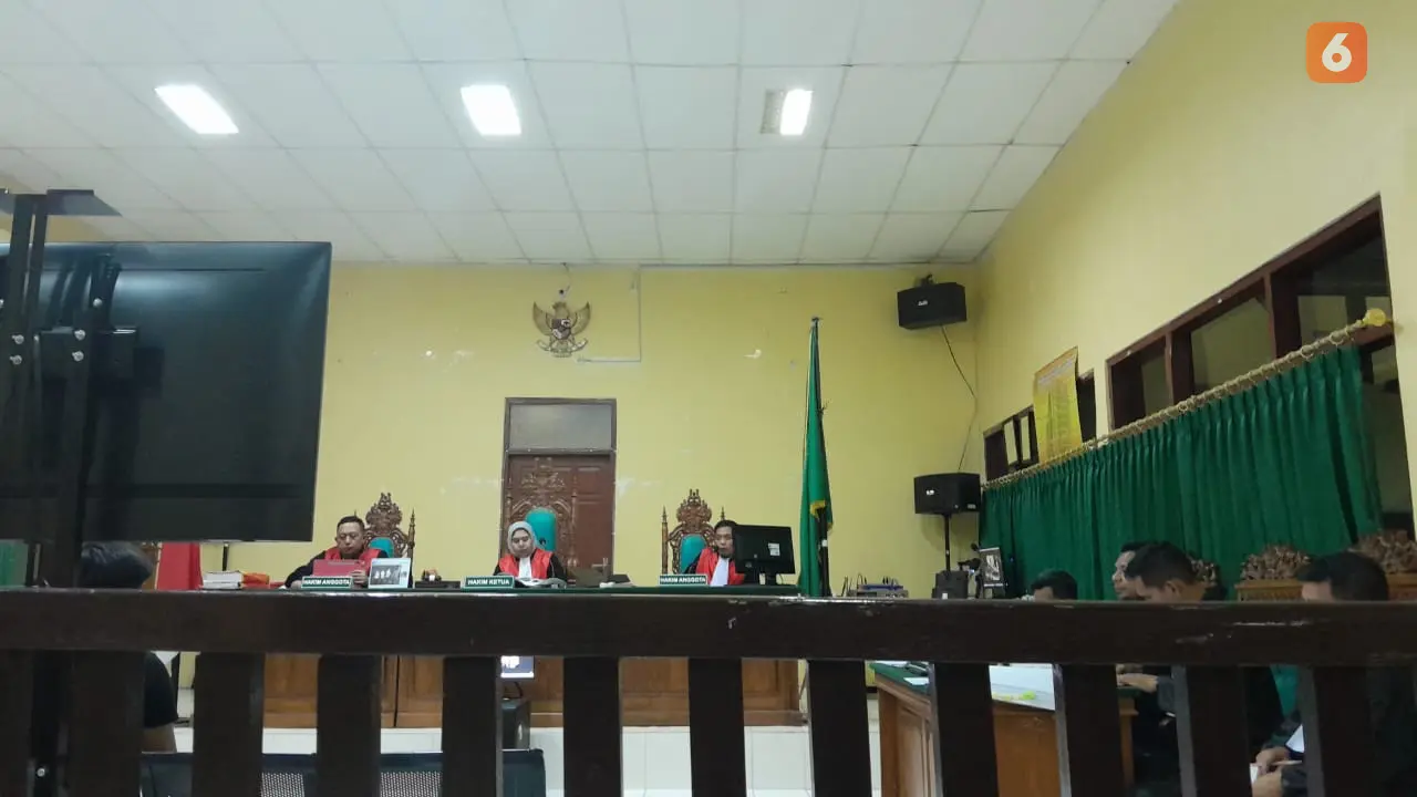 Tim JPU Kejari Wajo menghadirkan aktivis Syaifullah sebagai saksi di persidangan dugaan penggelapan hasil jual rokok merek X5 (Liputan6.com/Eka Hakim)
