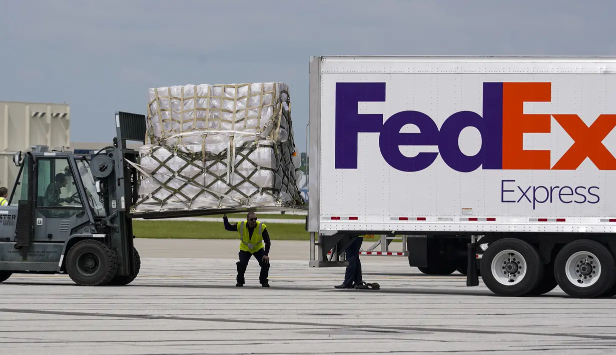 <p>Palet susu formula bayi dipindahkan ke truk setelah tiba dengan Air Force C-17 di Bandara Internasional Indianapolis di Indianapolis, Minggu (22/5/2022). Susu formula itu diterbangkan ke Indiana karena merupakan lokasi dari produsen domestik utama Nestle. Susu bayi itu akan diuji kualitasnya di laboratorium terdekat sebelum disebarkan. (AP Photo/Michael Conroy)</p>