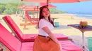 Vita Alvia sering kali mengunggah momen liburan di akun Instagram pribadinya. Penyanyi yang berasal dari Banyuwangi tersebut kerap berlibur ke pantai. Penampilannya dengan baju putih dan rok panjang berwarna oranye, ia tampak bahagia bersantai di kursi pantai. (liputan6.com/IG/@iam_vitaalvia)