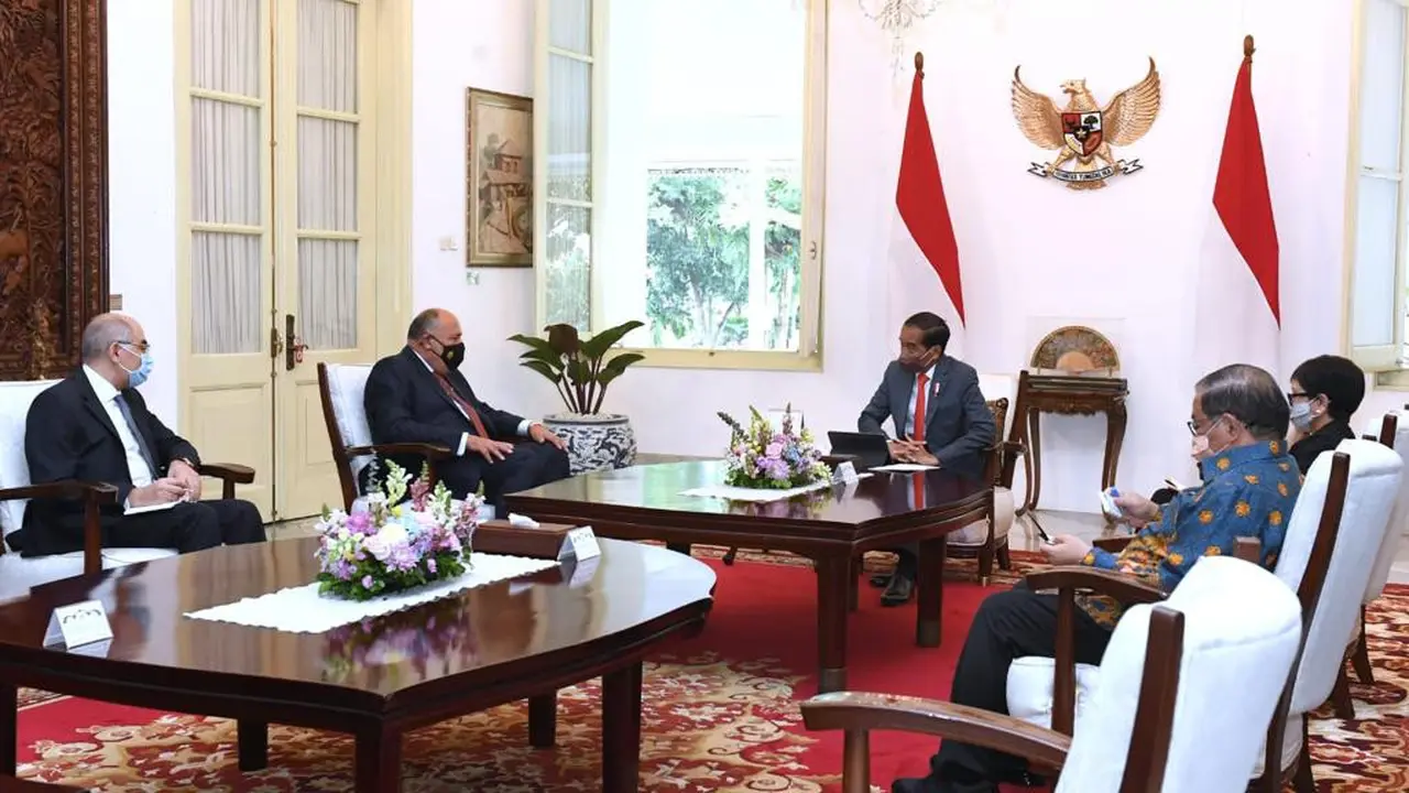 Presiden Joko Widodo atau Jokowi menerima kunjungan kehormatan delegasi Republik Arab Mesir yaitu Menteri Luar Negeri Mesir Sameh Shoukry di Istana Merdeka Jakarta, Jumat (18/3/2022).