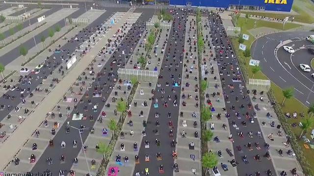Pakai Lapangan Parkir, 700 Orang di Jerman Salat Id Berjamaah Sambil Social Distancing