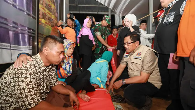 Pj Gubernur Jateng Serahkan Bantuan Senilai Rp160 Juta ke Korban Banjir di Pekalongan