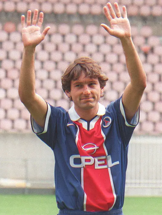 4. Leonardo – Mantan gelandang timnas Brasil ini sempat memperkuat PSG pada musim 1996-1997. Di musim tersebut, pria berusia 47 tahun ini tampil dalam 37 laga dan berhasil menciptakan 7 gol. (AFP/Gabriel Bouys)