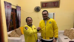 Ketua DPD Golkar Jatim M Sarmuji (Kiri) bersama Bayu Airlangga. (Dian Kurniawan/Liputan6.com).