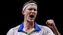 Pebulutangkis Denmark, Viktor Axelsen, melakukan selebrasi usai menaklukkan wakil Indonesia, Anthony Ginting, pada laga Thailand Open di Impact Arena, Sabtu (16/1/2021). Ginting takluk dengan skor 19-21, 21-13, dan 21-12. (AFP/BADMINTON ASSOCIATION OF THAILAND)