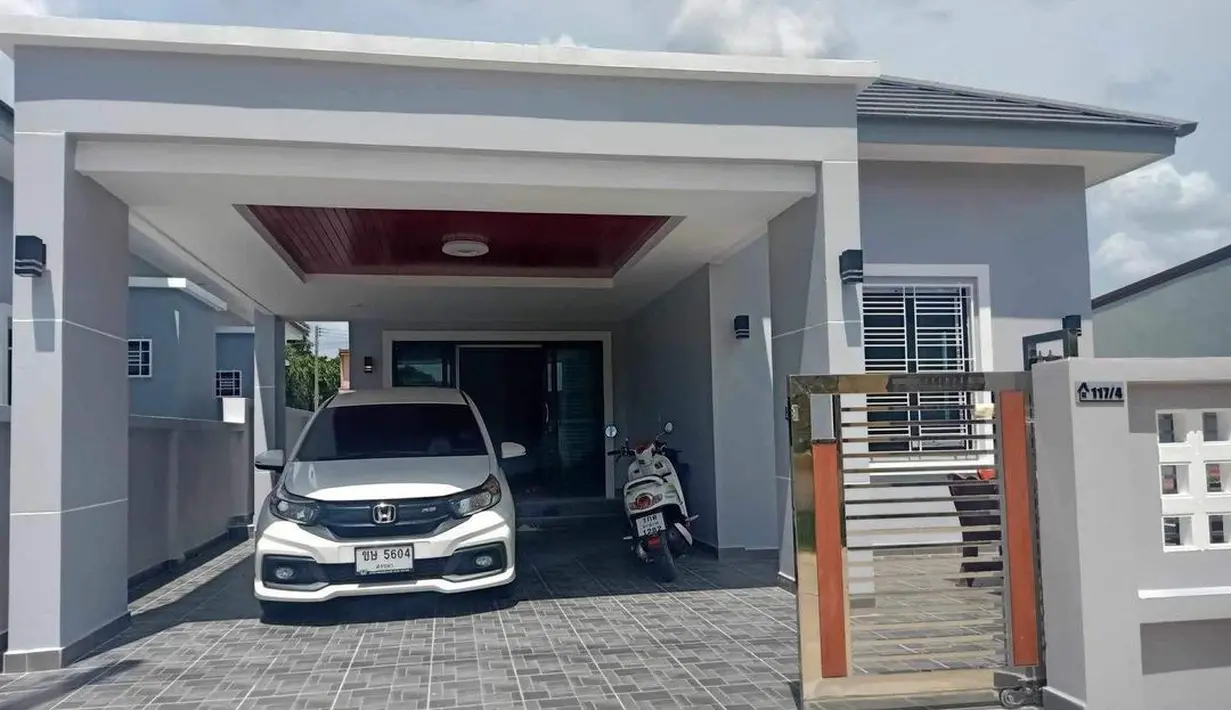 Ia senang bisa mewujudkan mimpinya untuk keluarga dengan rumah dan mobil idaman. Fans juga ikut bangga dengan pencapaiannya. [Instagram.com/jirayutdaa4official]