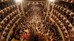 Suasana di Gedung Opera Nasional Wina, Austria, saat ratusan pasangan penari tampil pada pembukaan acara tradisional Opera Ball, Kamis (23/). Acara tahunan masyarakat Austria ini sempat terhenti akibat perang dunia ke-2 di Eropa. (AP Photo/Ronald Zak)