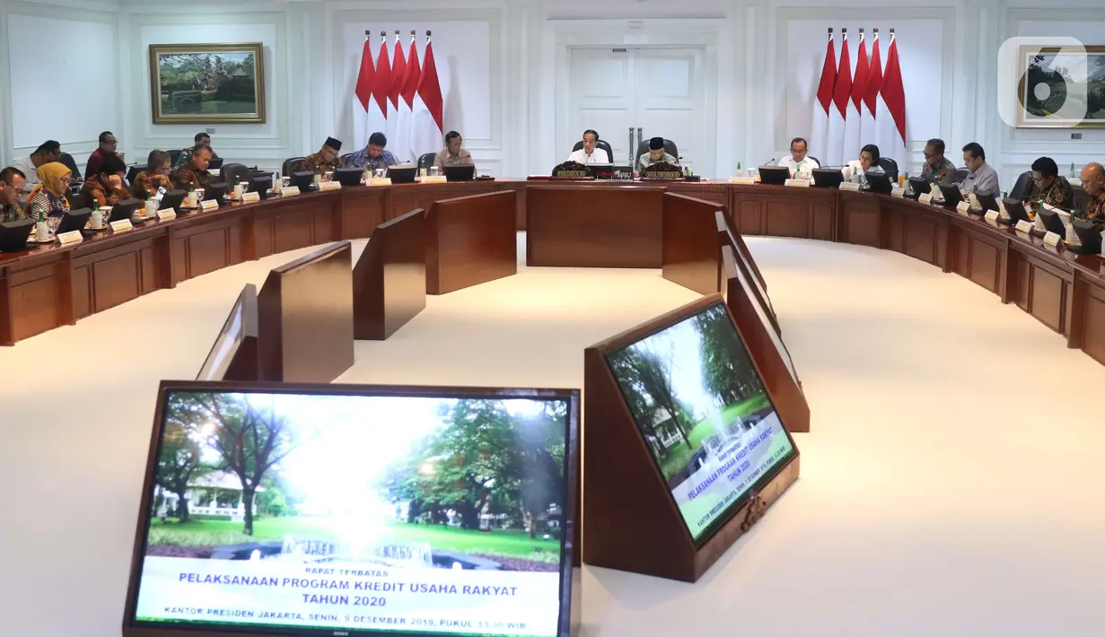 Presiden Joko Widodo didampingi Wakil Presiden Ma'ruf Amin memimpin rapat terbatas di Kantor Presiden, Jakarta, Senin (9/12/2019). Ratas tersebut membahas pelaksanaan program kredit usaha rakyat tahun 2020. (Liputan6.com/Angga Yuniar)