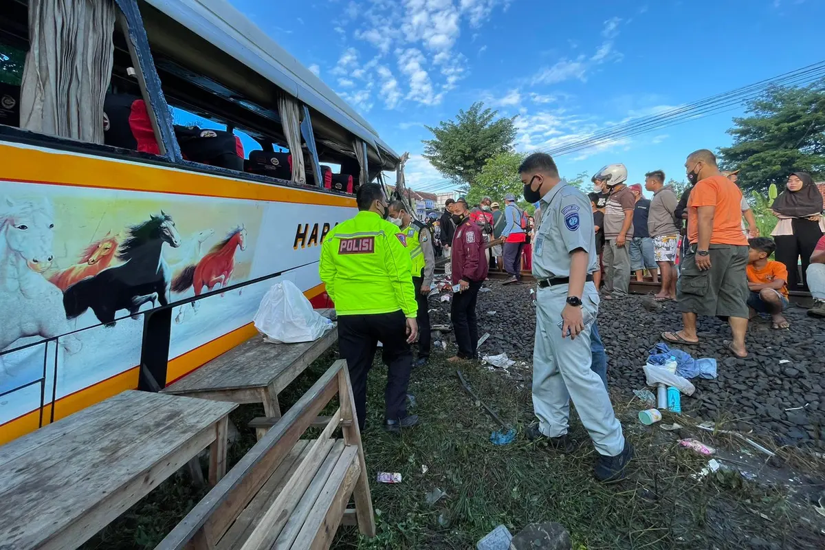 Bus Harapan Jaya bertabrakan dengan  KA Dhono Penataran di Tulungagung pada Minggu (22/2/2022). (IStimewa)