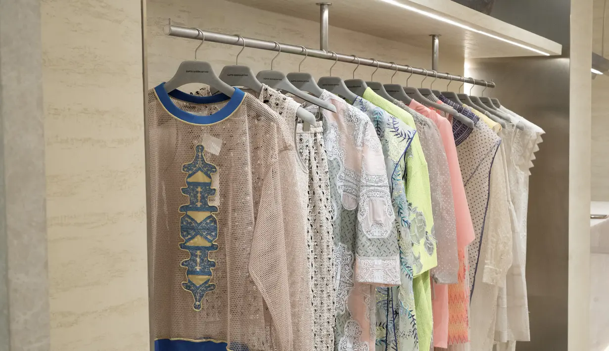 Koleksi Spring-Summer 2023 ini sudah tersedia di SAPTO DJOJOKARTIKO flagship store Plaza Senayan. Cocok untuk Anda yang tengah mencari busana untuk beragam acara kasual hingga formal.   / Foto: dok SAPTO DJOJOKARTIKO.