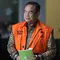 Sudewo ditangkap dalam sebuah Operasi Tangkap Tangan (OTT) yang dilakukan KPK di Pati, Jawa Tengah, pada Senin 19 Januari 2026. Tampak dalam foto, Bupati Pati nonaktif, Sudewo, berjalan menuju mobil tahanan usai menjalani pemeriksaan di Gedung Merah Putih Komisi Pemberantasan Korupsi (KPK), Jakarta, Kamis (12/2/2026). (Liputan6.com/Helmi Fithriansyah)