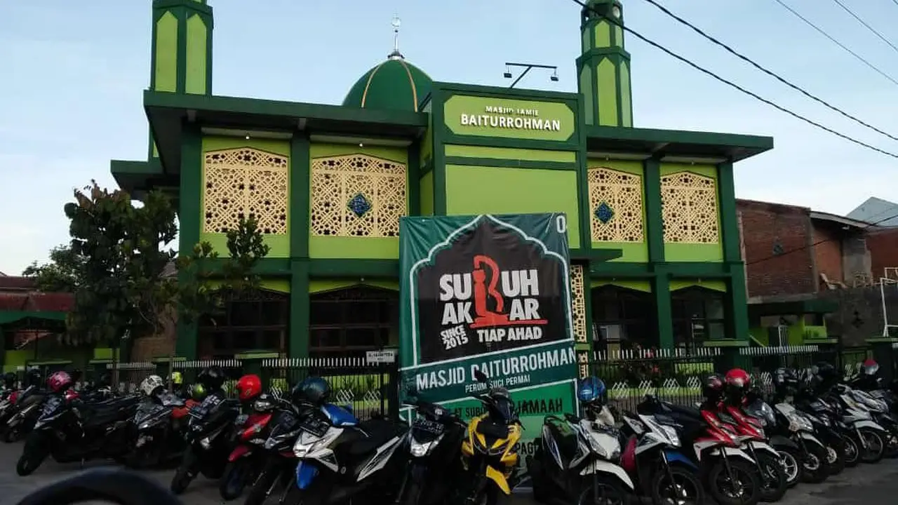Ratusan anggota Bikers Subuh akbar Garut tengah melaksanakan kegiatan di masjid