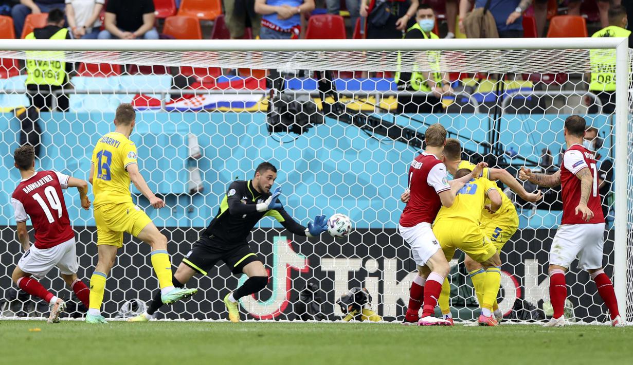 Austria patut berterima kasih pada Christoph Baumgartner yang berhasil mencetak gol satu-satunya pada menit ke-21 dengan memanfaatkan asis dari David Alaba. Keunggulan tersebut bertahan sampai wasit meniupkan peluit panjang. (Foto: AP/Pool/Marko Djurica)